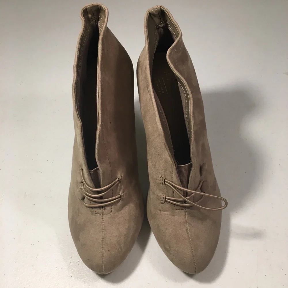 Apt 9 Booties Size 9M button